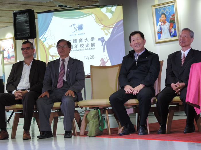 1061110體大30週年校史展開幕式與會貴賓：德國體育大學國際長Dr. Gerard King(左一)、洪前副校長得明(左二)、周前校長宏室(右二)、邱前校長金松(右一)